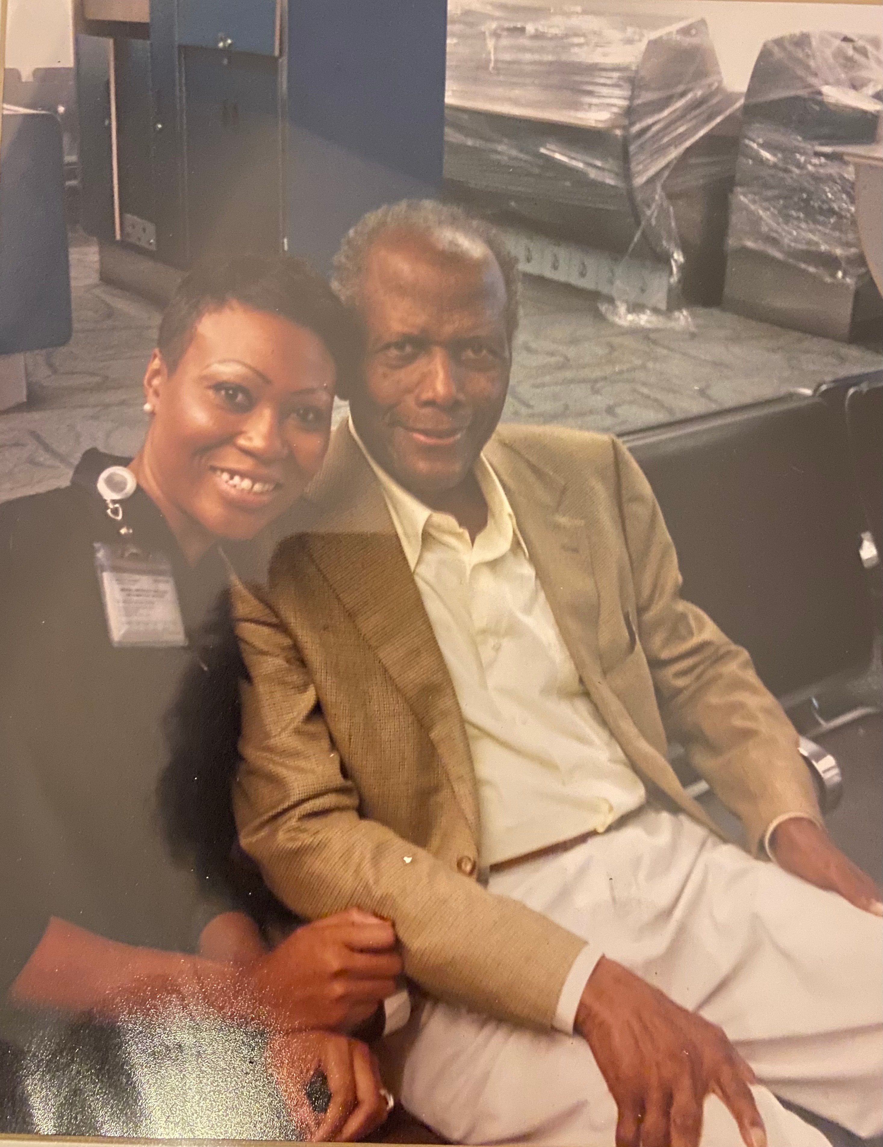 Daedrian McNaughton seated next to Sidney Poitier at the airport