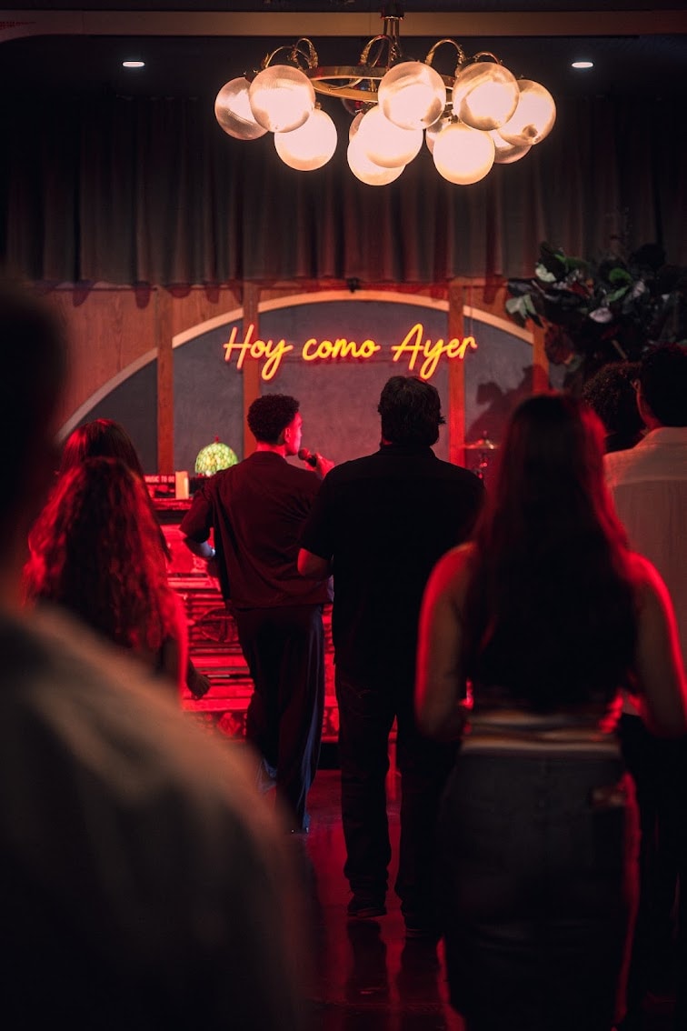 Hoy Como Ayer, the historic Calle Ocho venue operated by Ariete Hospitality Group, returns with Salsa & Sip Season 2 every Thursday through November 19. (Photo: Hoy Como Ayer / R.C._Visuals)